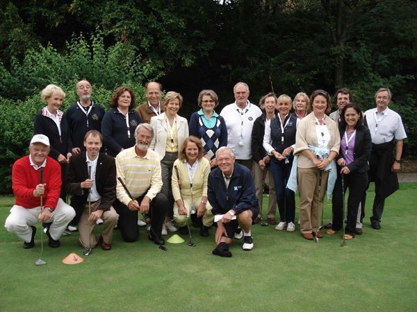 Gruppenfoto des Lions-Club Heidelberg Mittlere Bergstraße auf dem Golfplatz